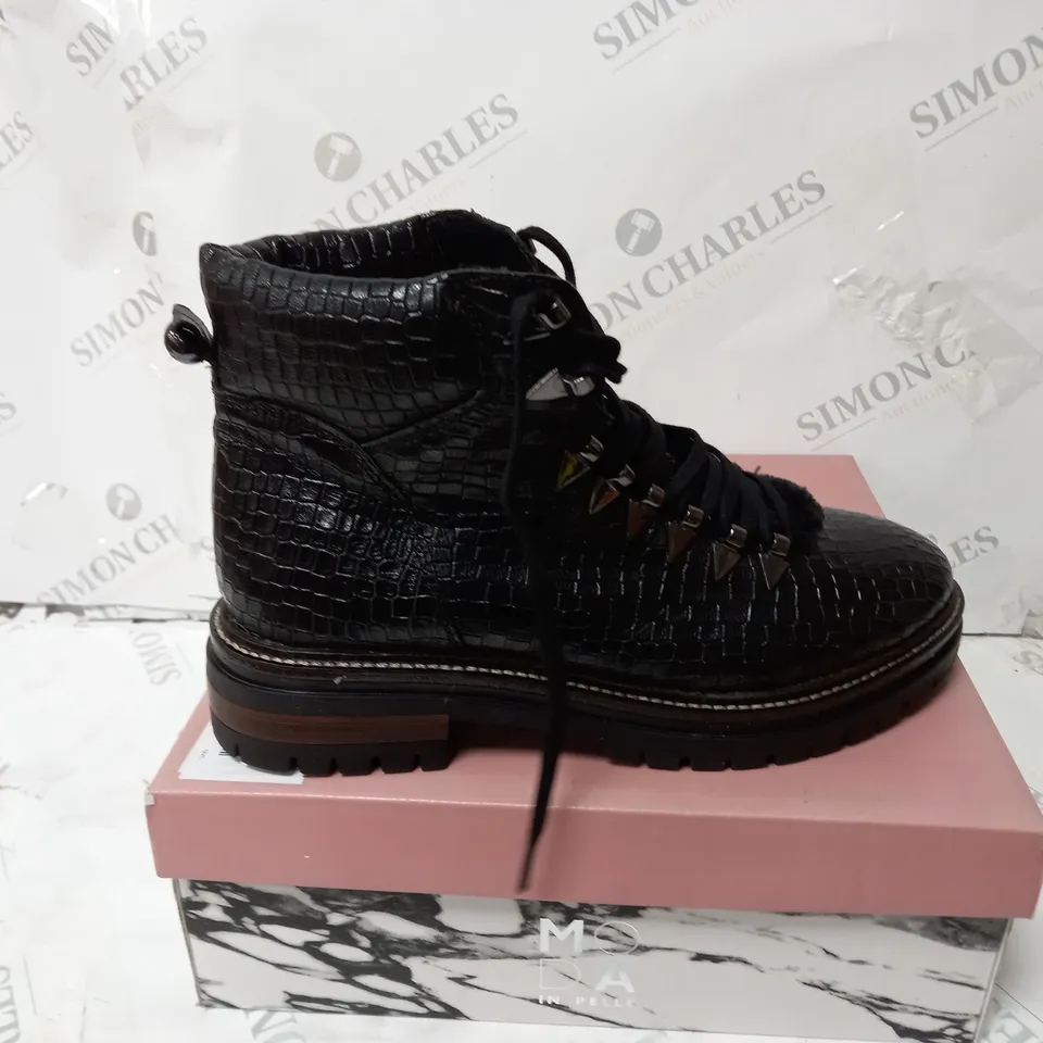 BOXED PAIR OF MODA IN PELLE CHIKKARA LACE UP CHUNKY SOLE HIKING BOOTS BLACK/CROC, SIZE 6 UK