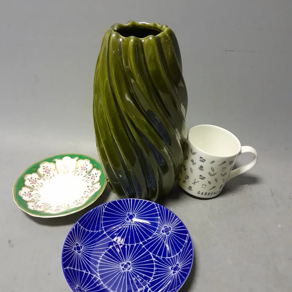 APPROXIMATELY 7 ASSORTED ITEMS TO INCLUDE - MUG , GREEN VASE ETC