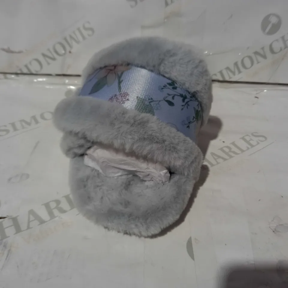 BOXED PAIR OF VIONIC FLORAL DESIGN BLUE FLUFFY SLIPPERS, SIZE 5 UK