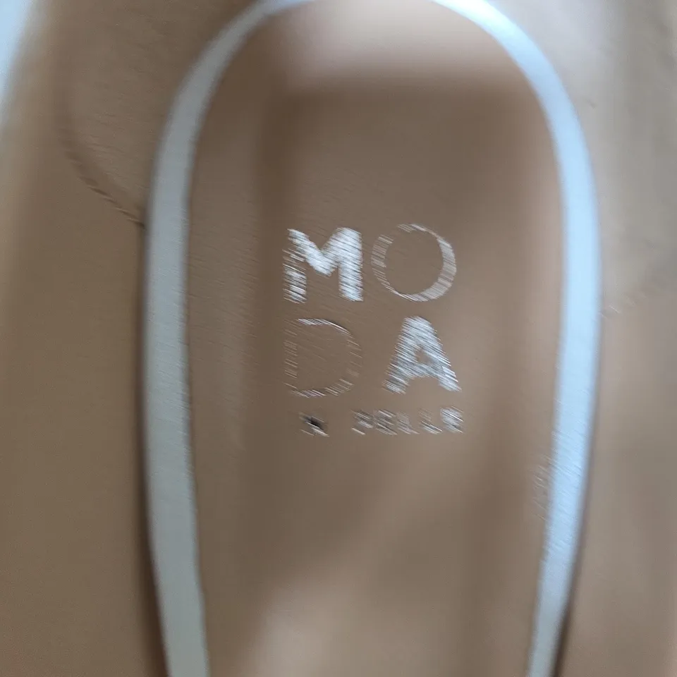 MODA IN PELLE WHITE POINTED TOE HEELS , UK 8 (EU 41)