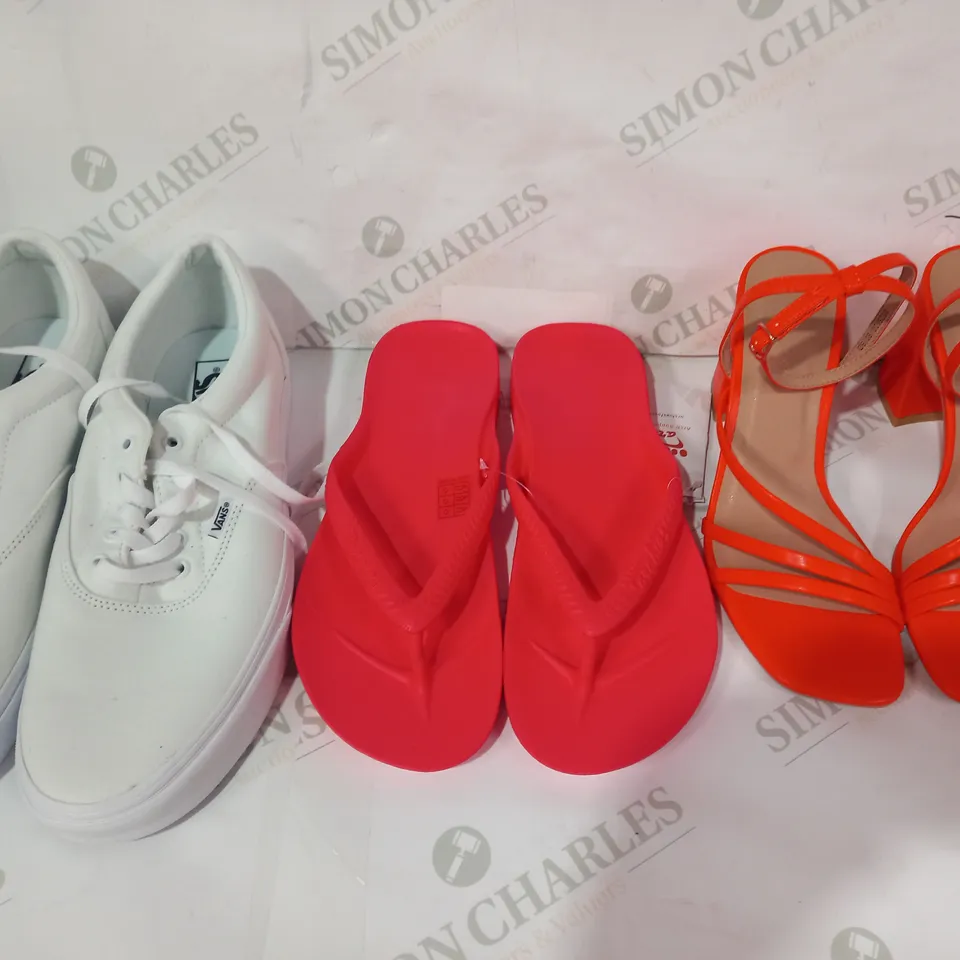 BOX OF APPROXIMATELY 20 ASSORTED PAIRS OF SHOES AND FOOTWEAR ITEMS IN VARIOUS STYLES AND SIZES TO INCLUDE NEW LOOK, ARCHIES, VANS, ETC