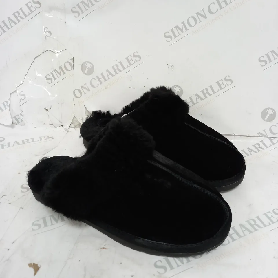 BONOVA SHEEPSKIN SLIPPERS SIZE 6