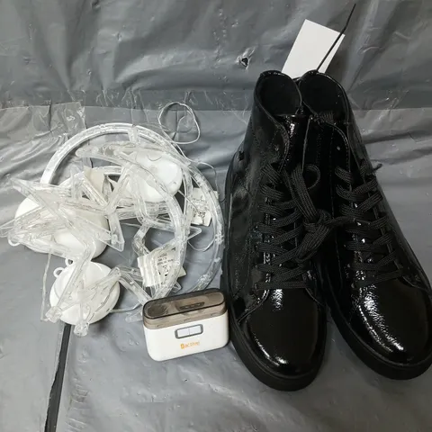 APPROXIMATELY 10 ASSORTED ITEMS TO INCLUDE SHOES, STAR LIGHTS, USB NAILCLIPPER,ETC