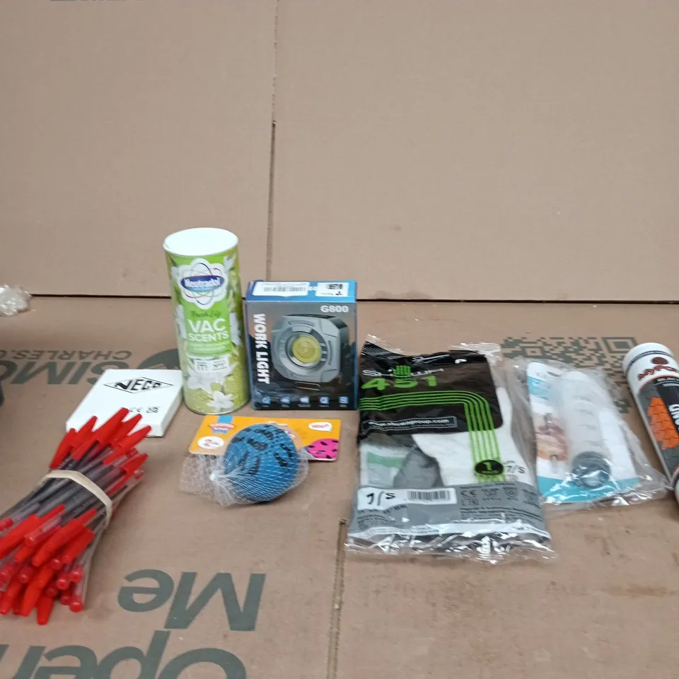 TOTE OF APPROXIMATELY 10 ASSORTED ITEM INCLUDING NEUTRADOL FRESH LILLY VAC SCENTS, G800 WORK LIGHT AND SHOWA 451