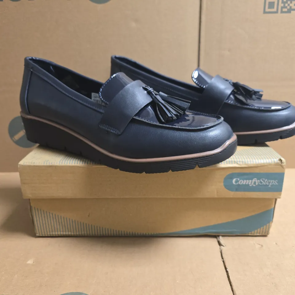 BOXED PAIR OF COMFY STEPS YVONNE WEDGE LOAFERS IN MIDNIGHT NAVY SIZE 8
