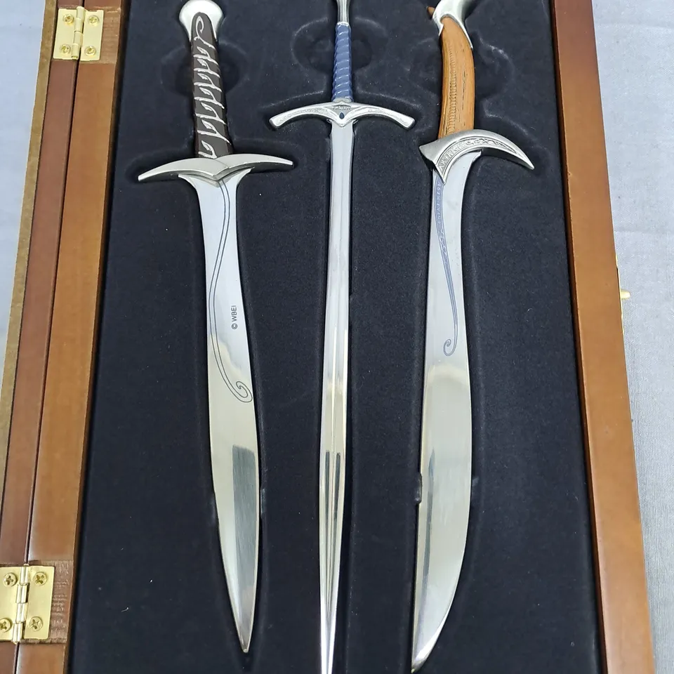 THE HOBBIT SWORDS DISPLAY: STING, GLAMDRING & ORCRIST IN WOODEN FRAME