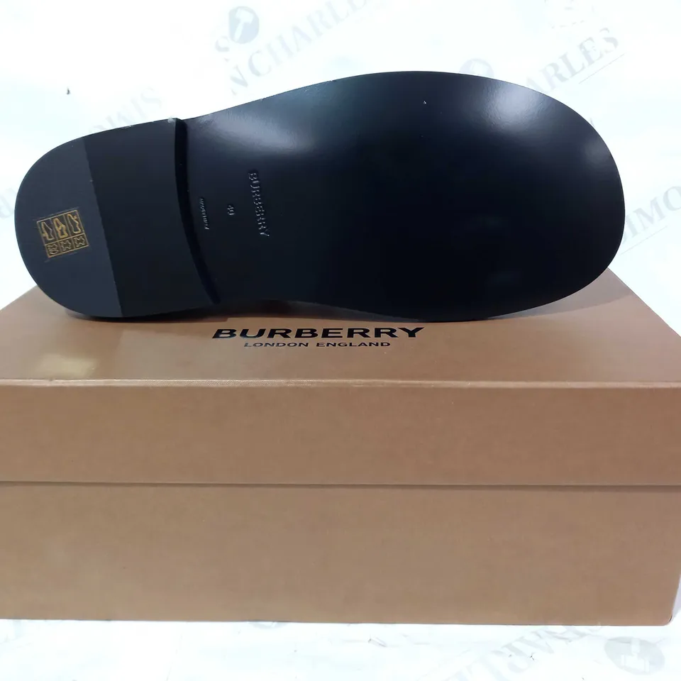 BOXED PAIR OF BURBERRY SHOES IN METALLIC SILVER EU SIZE 40