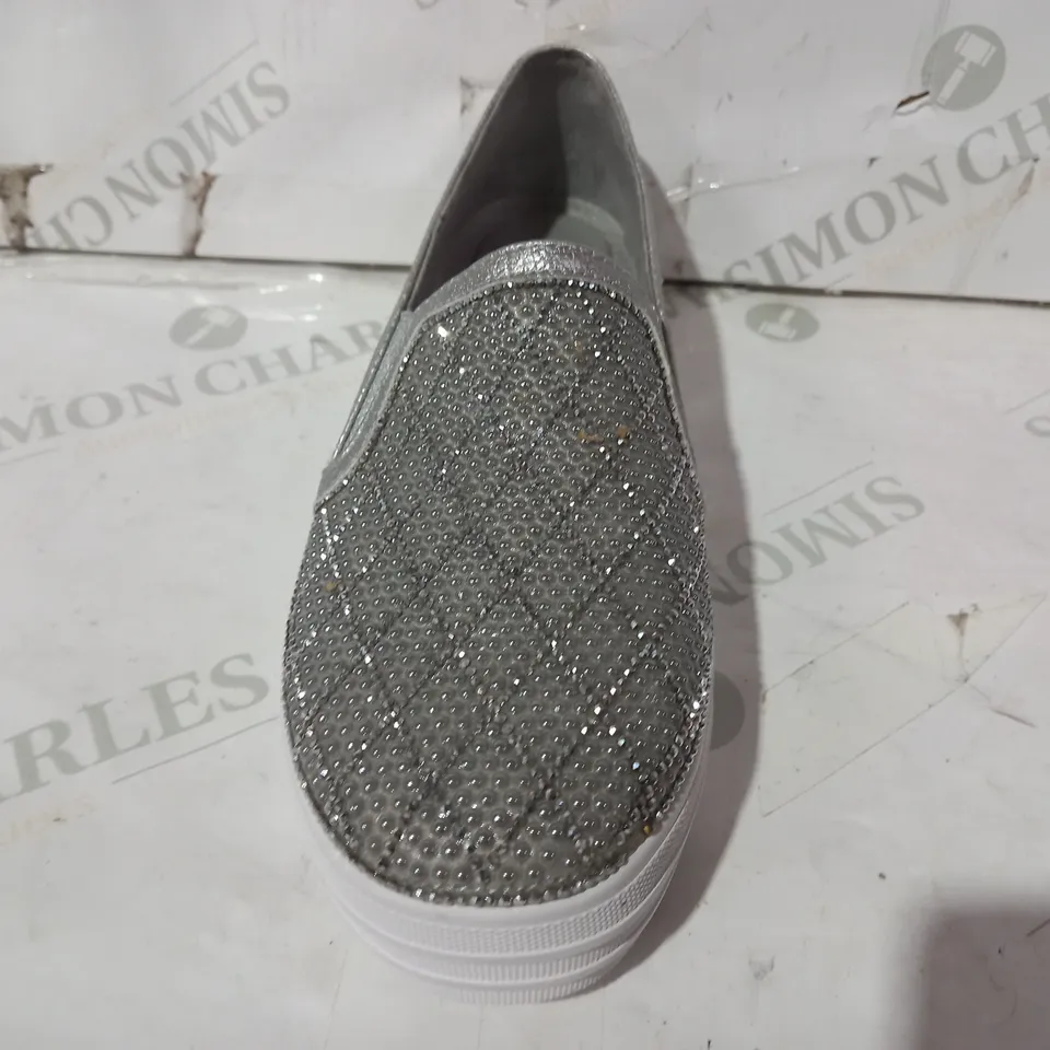 BOXED PAIR OF SKECHERS STREET DOUBLE UP DIAMOND SLIP ON TRAINERS IN GREY UK SIZE 4.5