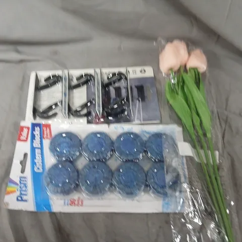 APPROXIMATELY 20 ASSORTED HOUSEHOLD ITEMS TO INCLUDE HOOKS, CISTERN BLOCKS AND FLOWERS 