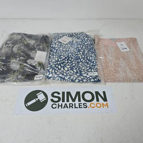 APPROXIMATELY 40 ASSORTED TAMSY CLOTHING ITEMS IN VARIOUS SIZES, STYLES & COLOURS