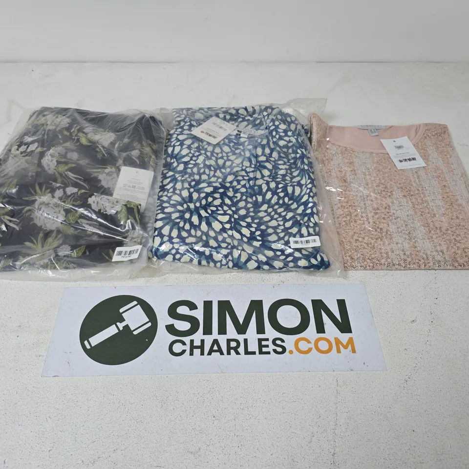 APPROXIMATELY 40 ASSORTED TAMSY CLOTHING ITEMS IN VARIOUS SIZES, STYLES & COLOURS