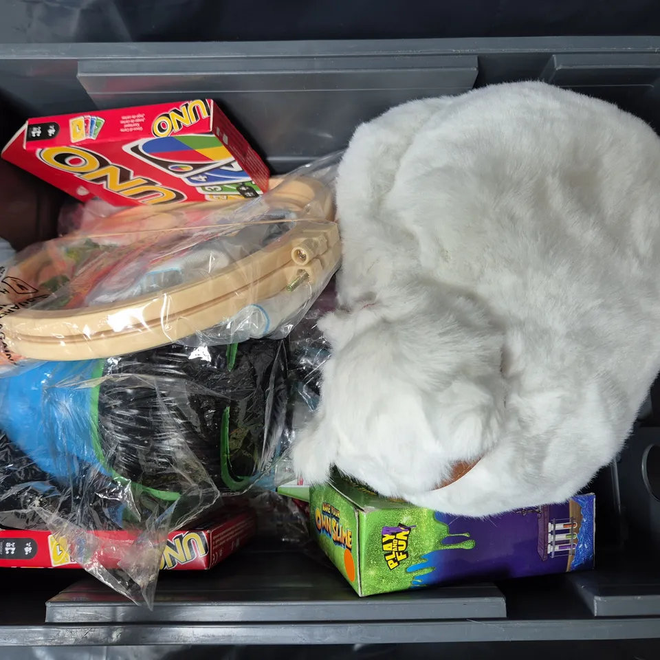 APPROXIMATELY 12 ASSORTED TOYS & GAMES TO INCLUDE KOFI KINGSTON FIGURINE, MONOPOLY DEAL CARD GAME, MAKE YOUR OWN SLIME KIT, ETC
