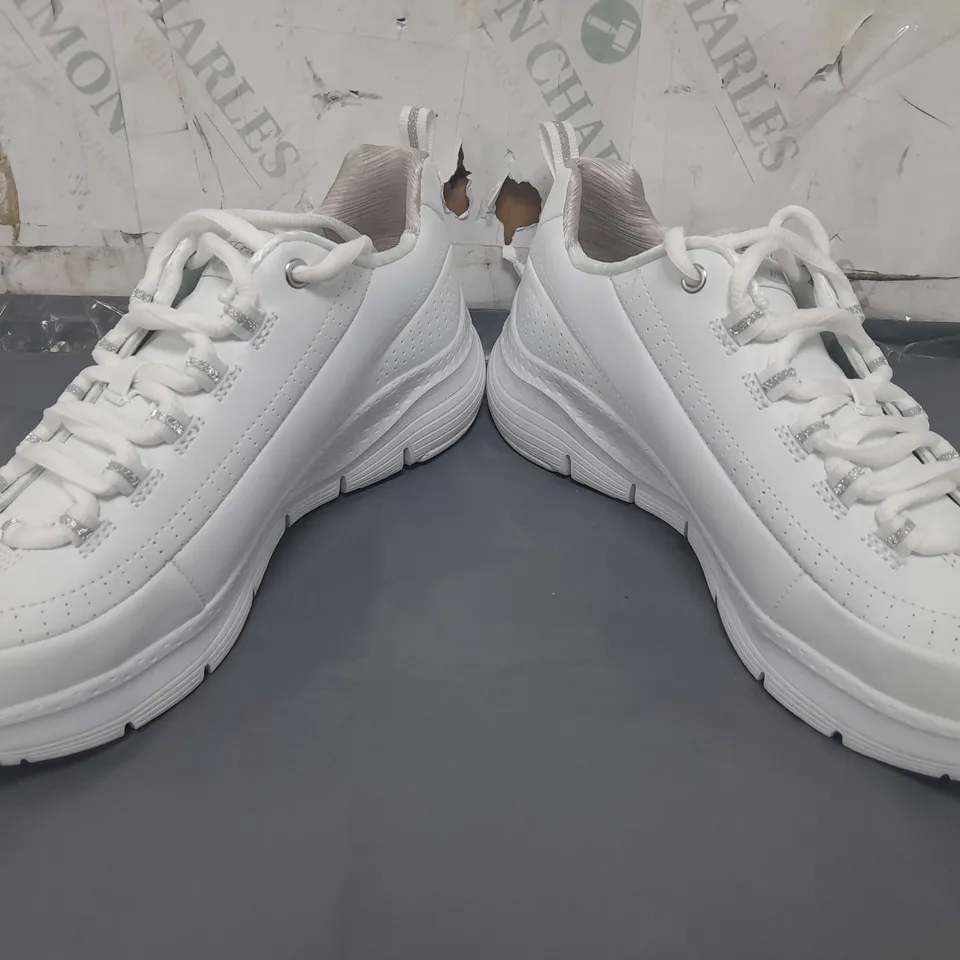 PAIR OF SKECHERS ARCH FIT TRAINERS IN WHITE SIZE 6
