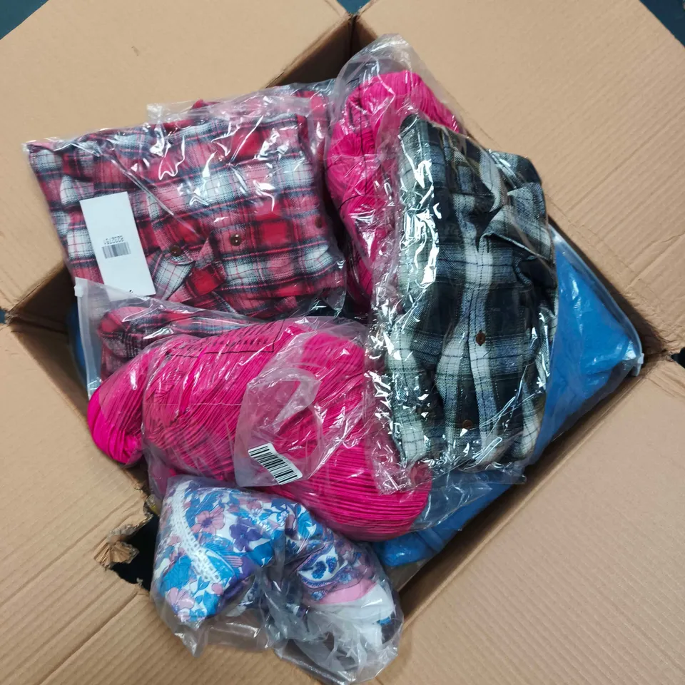 BOX OF APPROXIMATELY 15 ASSORTED ITEMS TO INCLUDE: &MAISI FLANNEL SHIRT