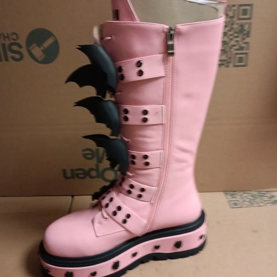 BOXED KOI MONSTER HIGH COUNT FABULOUS LONG BOOTS IN PINK - UK 6