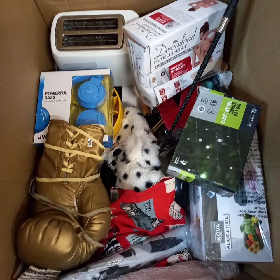 LARGE BOX OF ASSORTED HOUSEHOLD ITEMS TOO INCLUDE HEADPHONES , DOG BOWLS AND OUTDOOR LIGHTING 