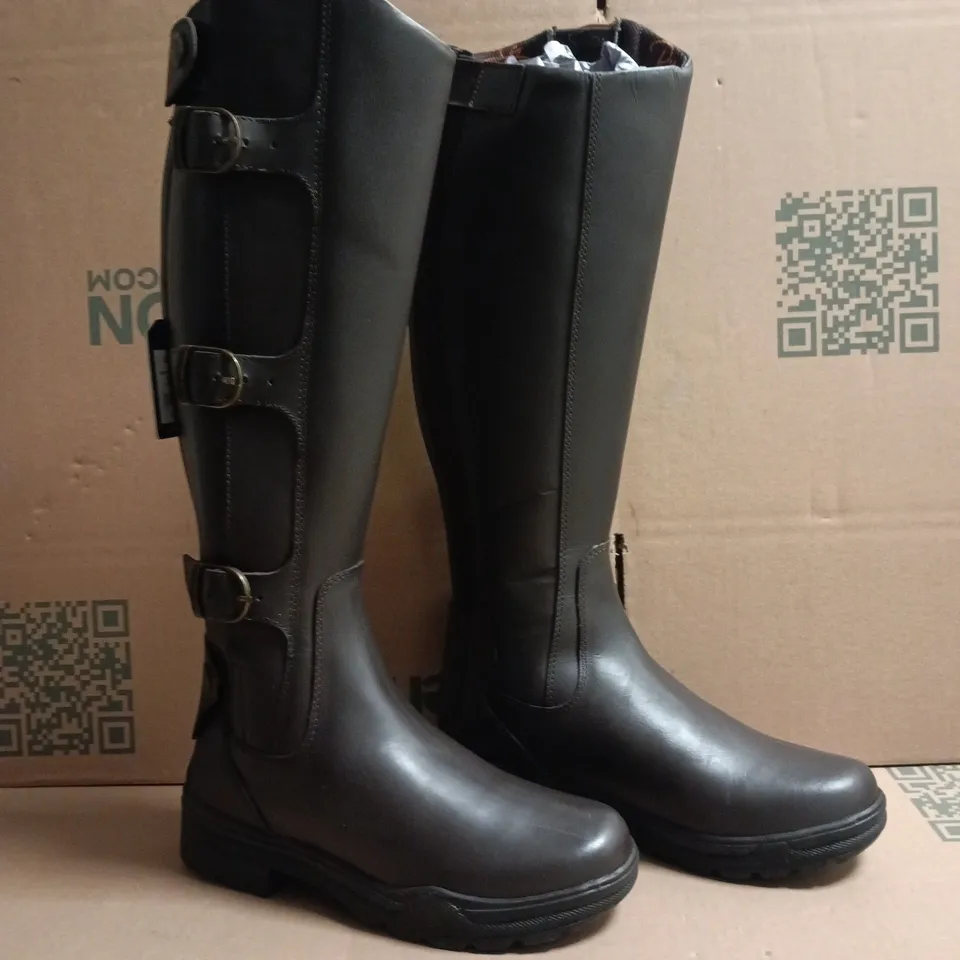 BOXED PAIR OF RYDALE ASKWITH RIDING BOOTS IN DARK BROWN SIZE 5