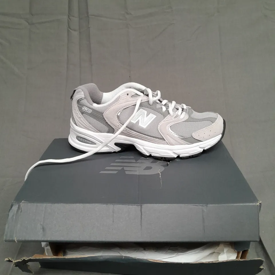 BOXED PAIR OF NEW BALANCE RUNNING 530 GREY/WHITE SIZE UK 6