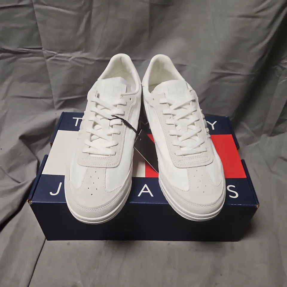 BOXED TOMMY JEANS WHITE SNEAKERS – BOXED - SIZE 44