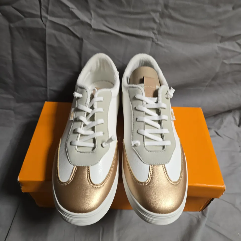 BOXED PAIR OF ROCKET DOG ZAP TRAINERS - UK SIZE 8