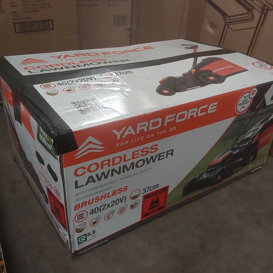 BOXED YARD FORCE CORDLESS LAWNMOWER 
