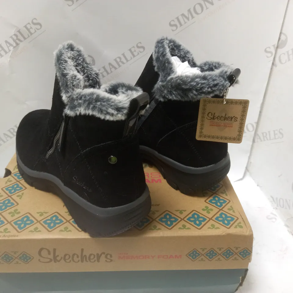 BOXED SKETCHERS MEMORY FOAM HIGH ZIP BOOTS - SIZE 6