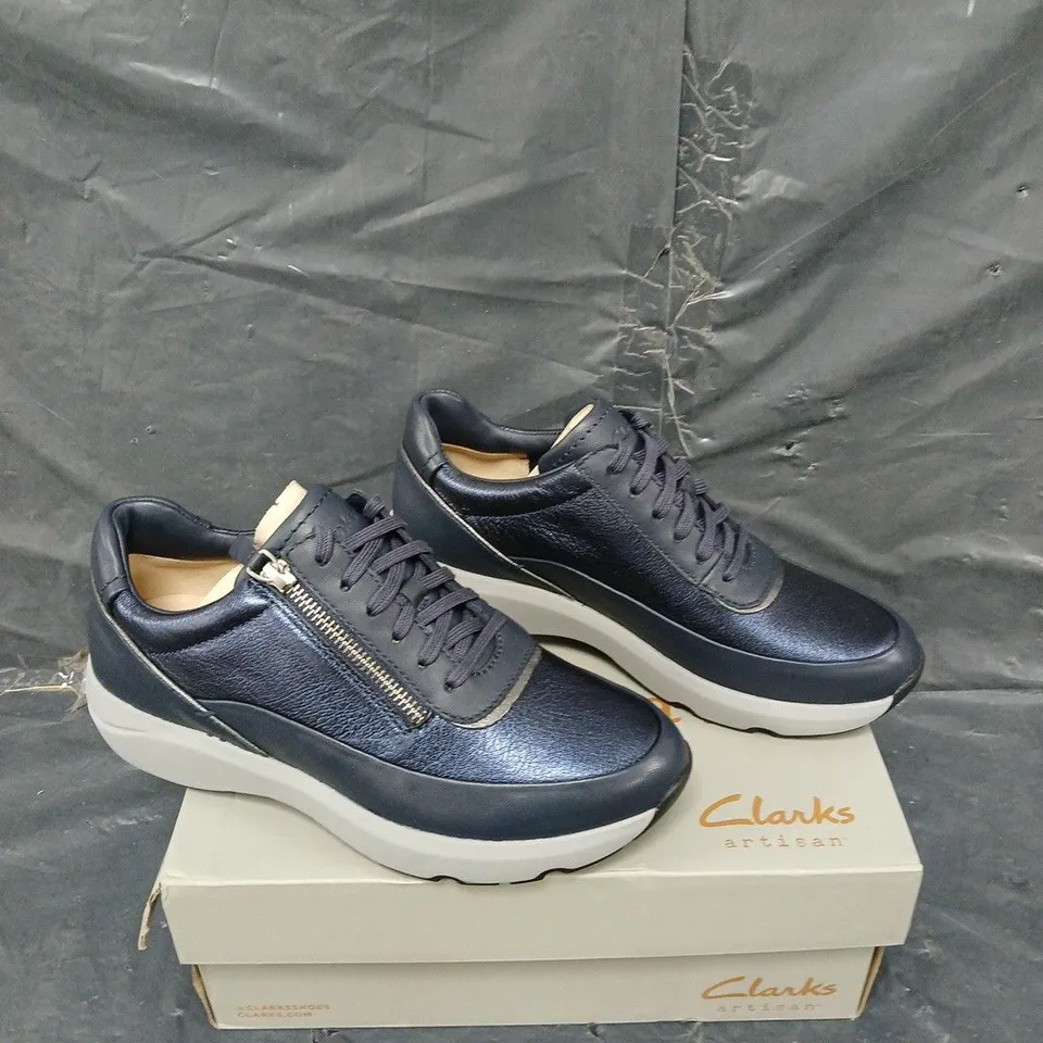 BOXED PAIR OF CLANKS ARTISAN TIVOLI ZIP NAVY COMBI UK 5.5