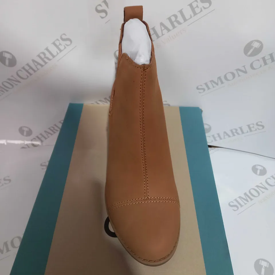 BOXED PAIR OF TOMS EVERLY TAN OILED NUBUCK SIZE 6 