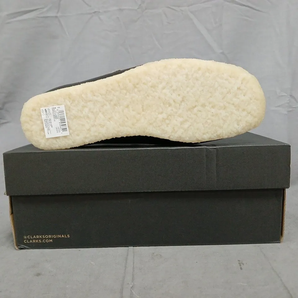 BOXED PAIR OF CLARKS ORIGINALS WALLABEE SHOES IN BROWN SIZE UK 8