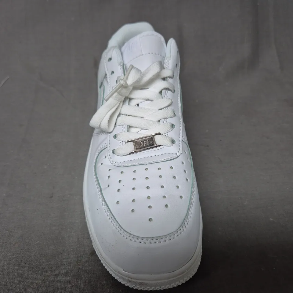 PAIR OF NIKE AIR FORCE 1 SHOES IN WHITE UK SIZE 8.5