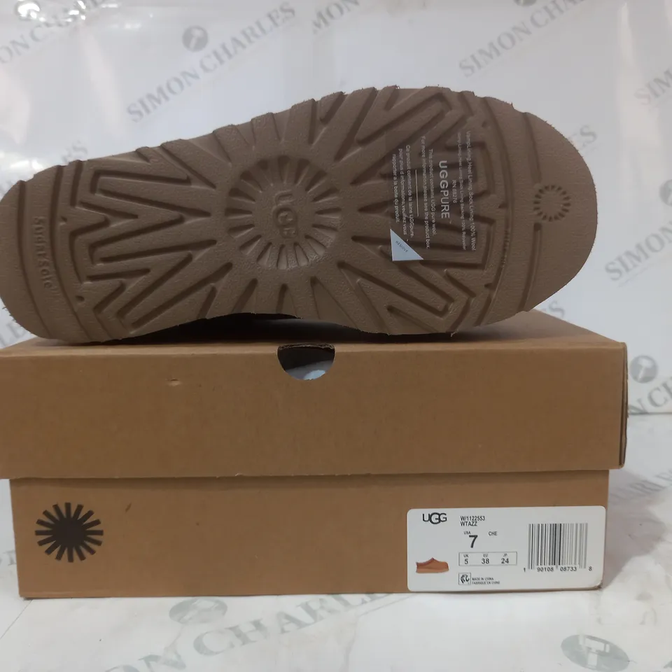 BOXED PAIR OF UGG WTAZZ SHOES IN CHESTNUT SIZE 5