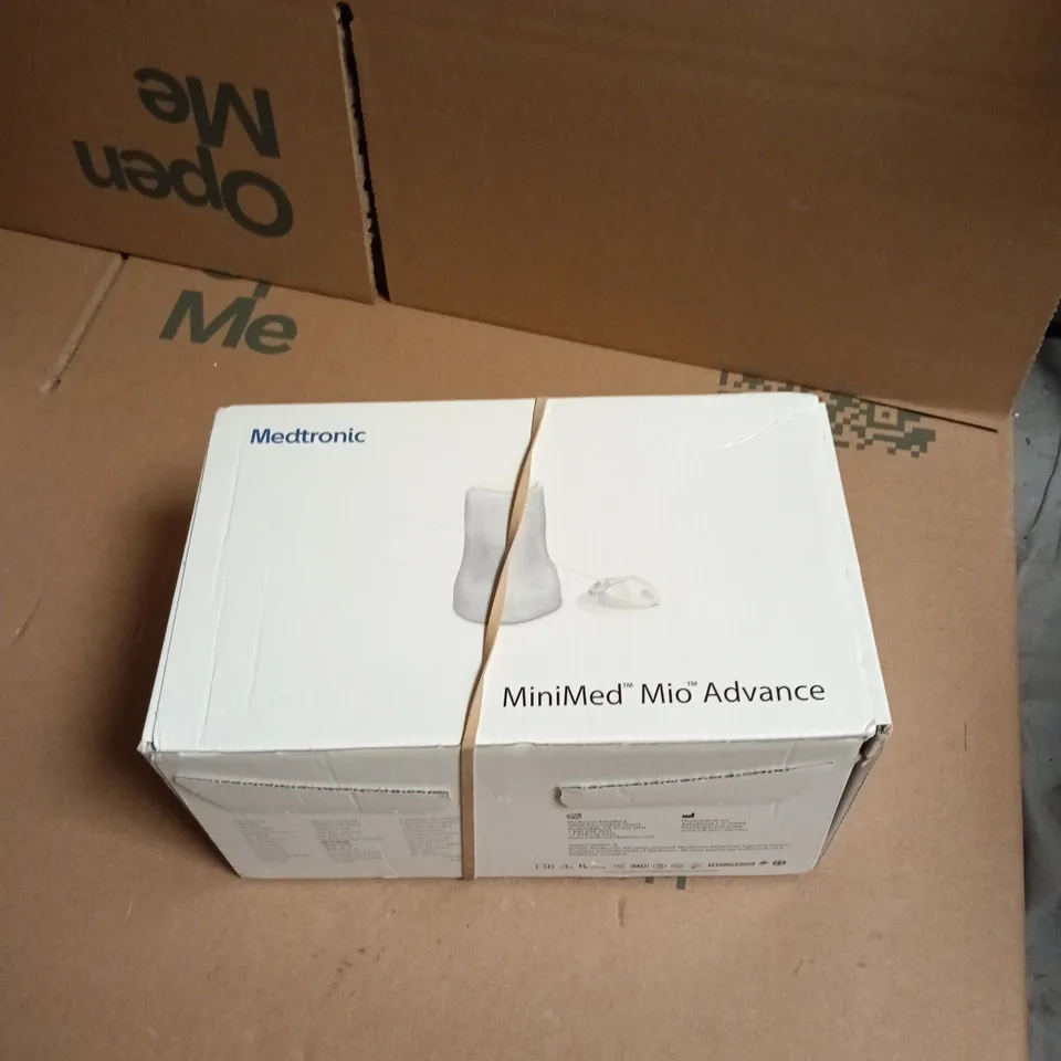 BOX OF APPROXIMATELY 12 ASSORTED ELECTRICAL ITEMS INCLUDING WIRELESS CONTROLLER , MEDTRONIC MINIMED MIO ADVANCE AND LIGHT FACIAL BEAUTY INSTRUMENT
