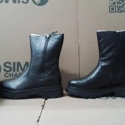 BOXED BRAND NEW APPROXIMATELY 4 SIMPLY BE BREENER EX WIDE SHOES SIZE 8