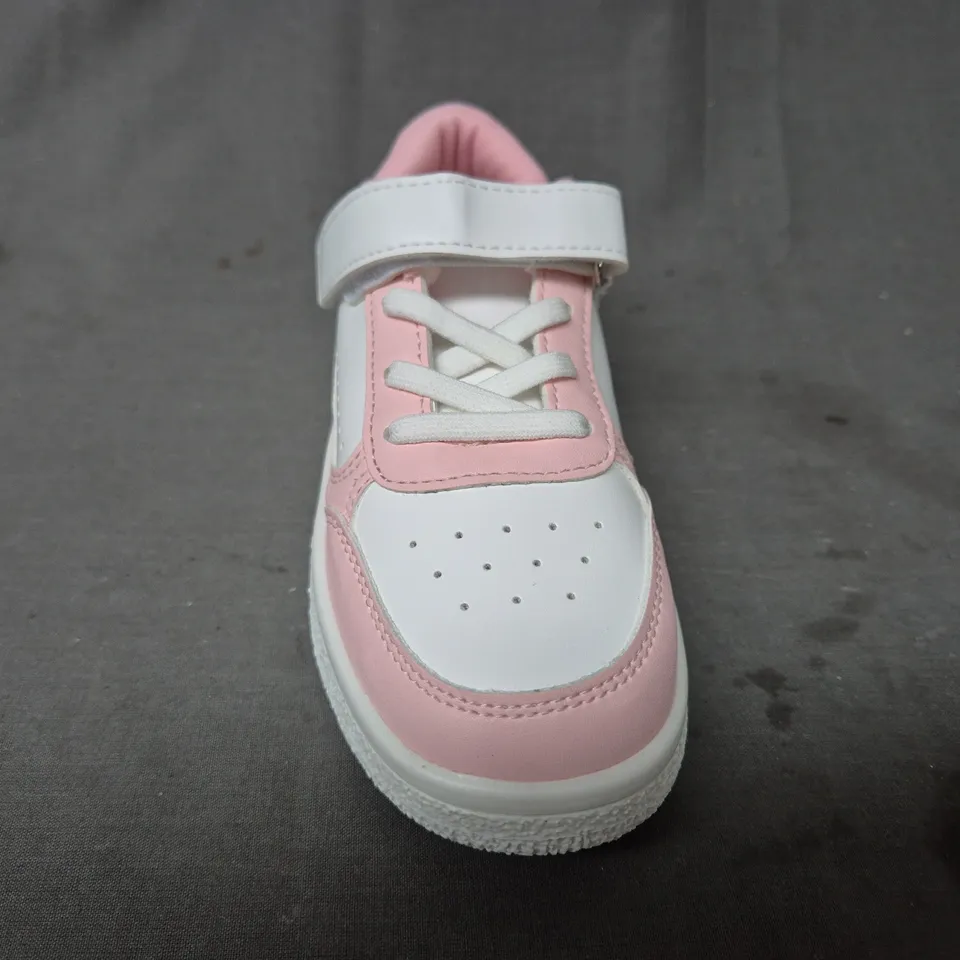 BOXED PAIR OF UNBRANDED KID'S SHOES IN WHITE/PINK EU SIZE 29