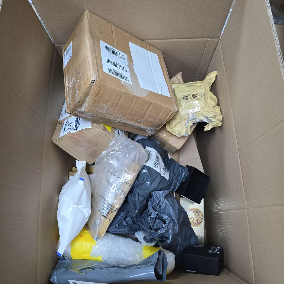 BOX OF APPROXIMATELY 12 ASSORTED HOUSEHOLD ITEMS TO INCLUDE KINETIC SAND GAME, AFTERSHAVE, THE KIND EDIT SET ETC