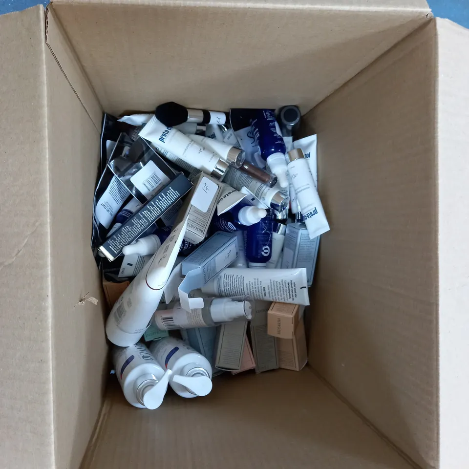 BOX OF APPROXIMATELY 30 ASSORTED ITEMS TO INCLUDE BODY LOTION, A MAGNETIC AND REPLENISH FACIAL SYSTEM AND A WOO WOO MOISTURISING INTIMATE WIPE SET