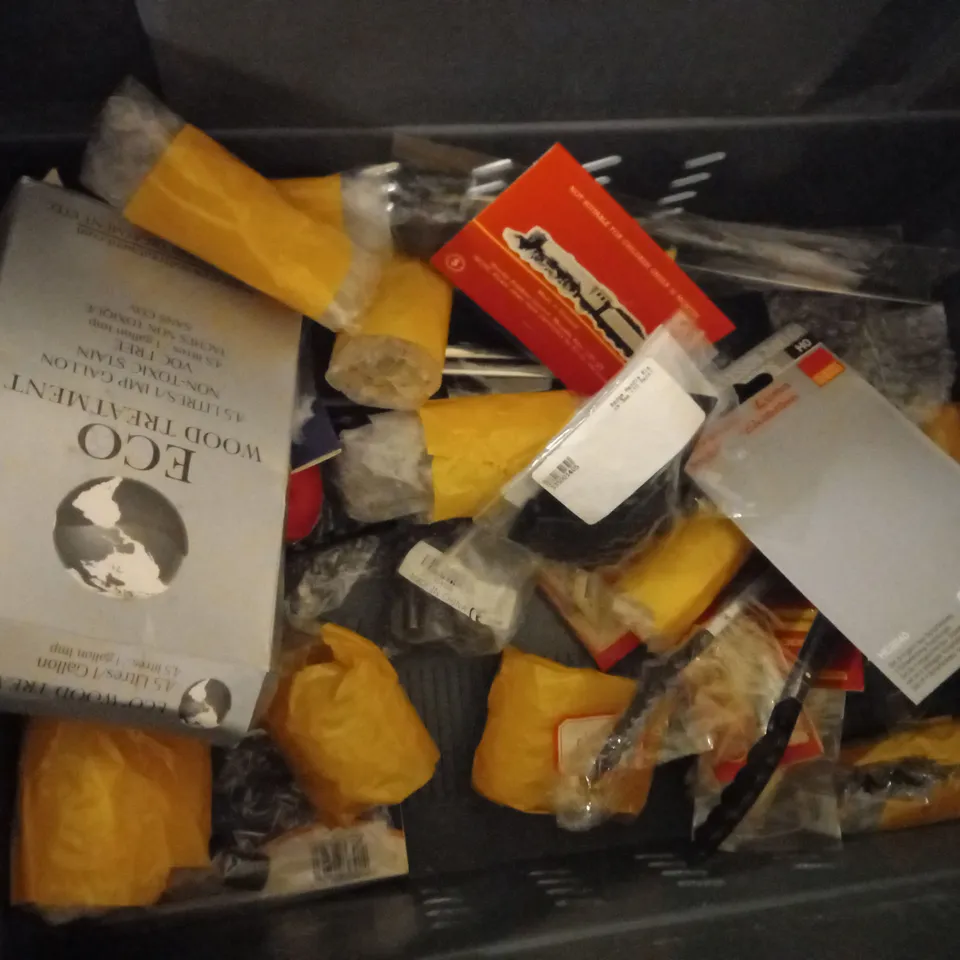 LOT OF APPROXIMATELY 20 ITEMS TO INCLUDE MAGIC MOULD EXTREME, BALLS OF STRING OF VARIOUS COLOURS, MARKSMAN 10M MEASURING TAPE, ETC