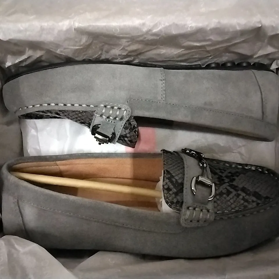 3 SHOE BOXES OF VIONIC SHOES INCLUDING ROSE JOJO OMBRE TRAINERS SIZE 3, 2 × HONOR DAYNA GREY LOAFERS SIZE6