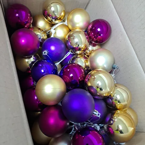 BOX OF APPROXIMATELY 50 CHRISTMAS BAUBLES TO INCLUDE PURPLE, GOLD, PINK ETC