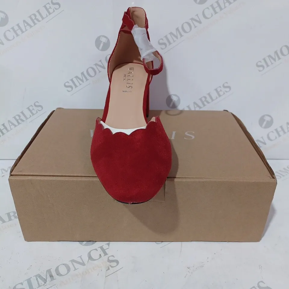 BOXED PAIR OF WALLIS WIDE FIT DARLING SCALLOP DETAIL BLOCK HEEL COURT SHOES IN RED SIZE 7