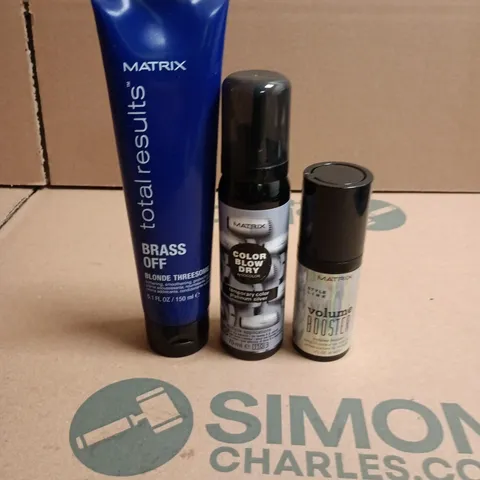 BOX OF APPROXIMATELY 40 MATRIX HAIRCARE PRODUCTS TO INCLUDE BRASS OFF PROTECTING CREAMS, TEMPORARY COLOUR SPRAY AND VOLUME BOOSTERS
