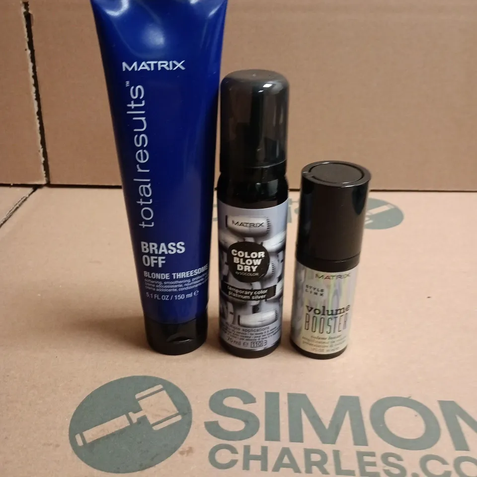 BOX OF APPROXIMATELY 40 MATRIX HAIRCARE PRODUCTS TO INCLUDE BRASS OFF PROTECTING CREAMS, TEMPORARY COLOUR SPRAY AND VOLUME BOOSTERS