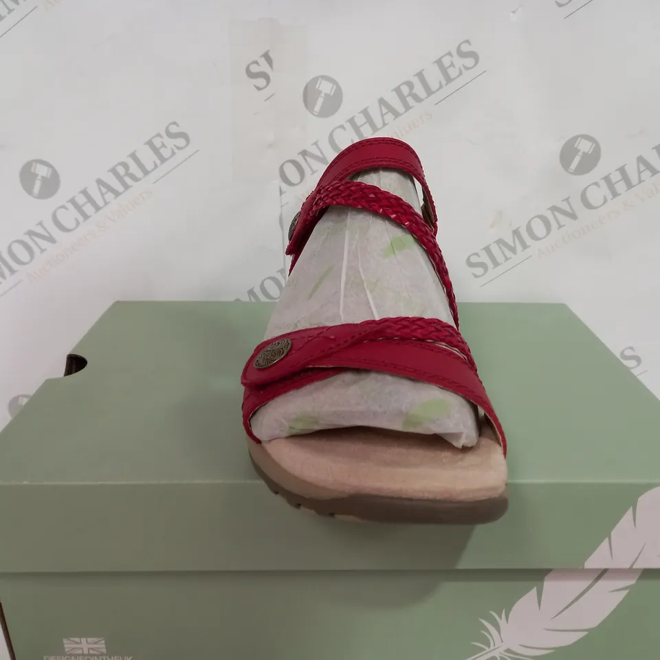 BOXED FREE SPIRIT MALIBU HIGH FLAT SANDLAS WITH OPEN TOE - SIZE 6