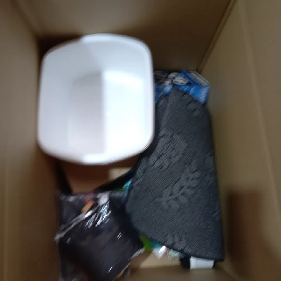 BOX OF ASSORTED HOUSEHOLD ITEMS TO INCLUDE FLASKS, ICE COFFEE MAKER, TRADING CARD BOOKLET ETC 