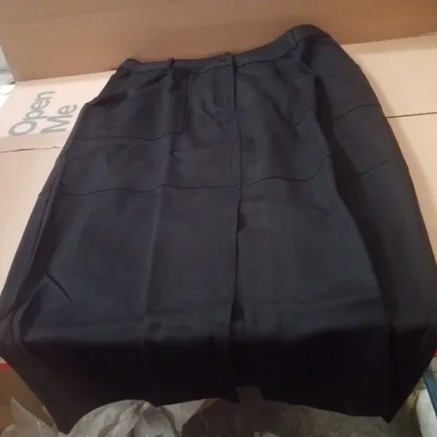 BOX CONTAINING APPROXIMATELY 16 BRAND NEW JD WILLIAMS BLACK PONTE COLUMN SKIRTS - SIZE 18