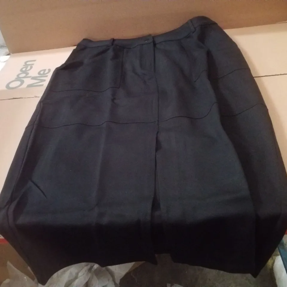 BOX CONTAINING APPROXIMATELY 16 BRAND NEW JD WILLIAMS BLACK PONTE COLUMN SKIRTS - SIZE 18