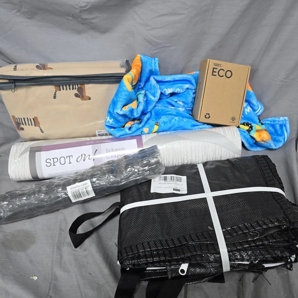 APPROXIMATELY 20 ASSORTED HOUSEHOLD PRODUCTS TO INCLUDE SMALL MOVING BAGS, SPOT ON FOAM WALLPAPER, BATH MAT, ETC - COLLECTION ONLY