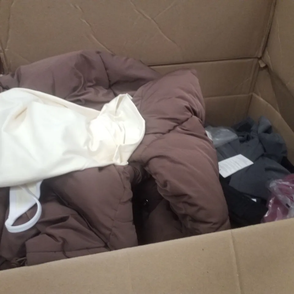 PALLET CONTAINING ASSORTED CLOTHING INCLUDING JACKETS, CAPS, JEANS & R SHAPED KEY RINGS
