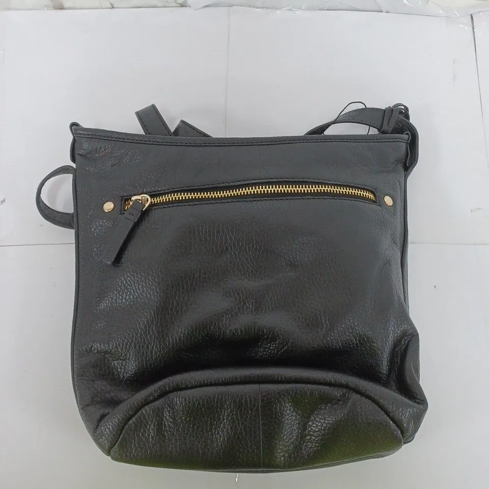 ASHWOOD SOULDER BAG IN BLACK WITH GOLD DETAILS 