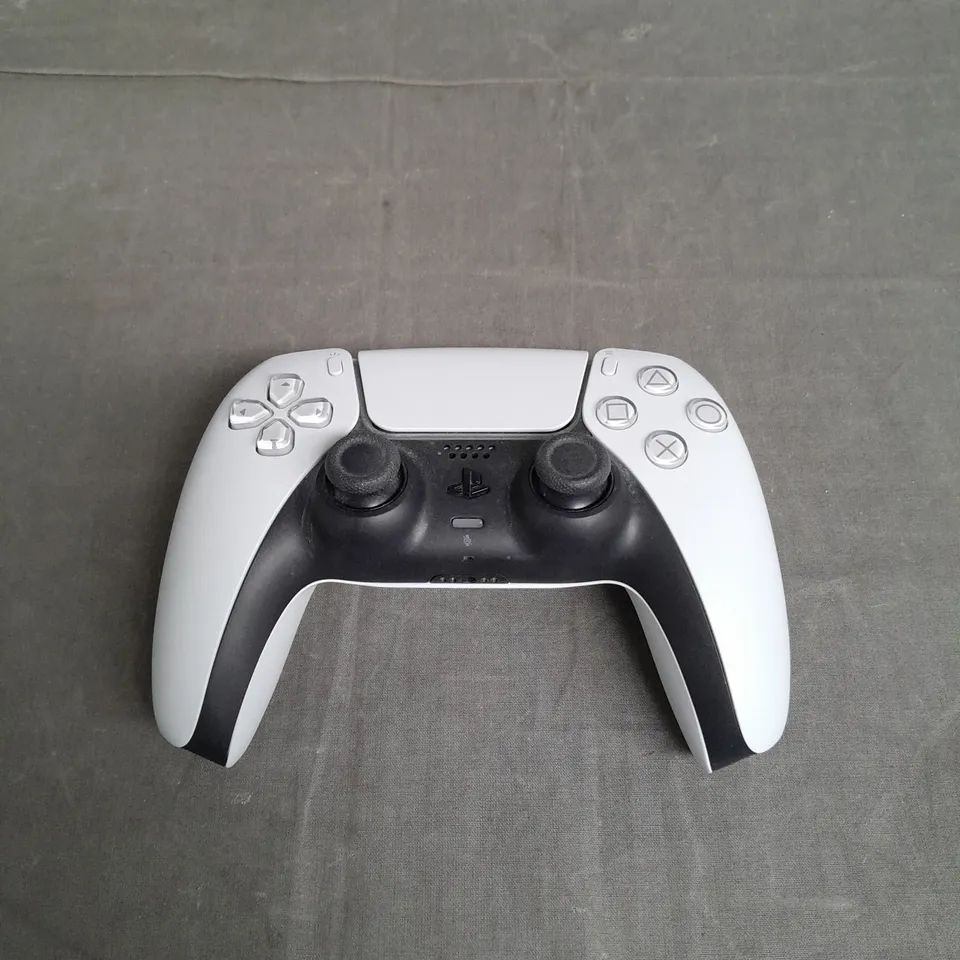 PLAYSTATION 5 CONTROLLER